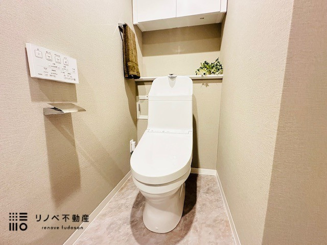 トイレは超節水型で、お掃除のしやすい一体型の大変人気のあるトイレです。便座とタンクの間に隙間がないので、お掃除ラクラクで嬉しいですね！