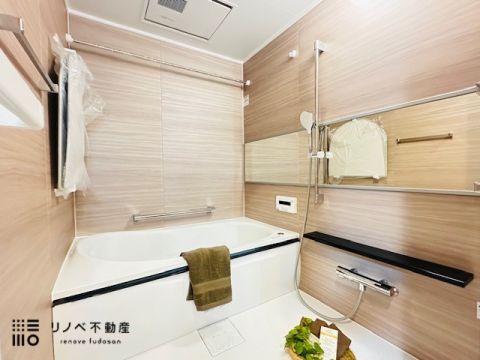 とっても広々したオシャレなユニットバスには、雨の日でも洗濯物を干すことのできるように換気乾燥暖房機が付いています。 小さなお子様と一緒に入浴しても狭く感じません！