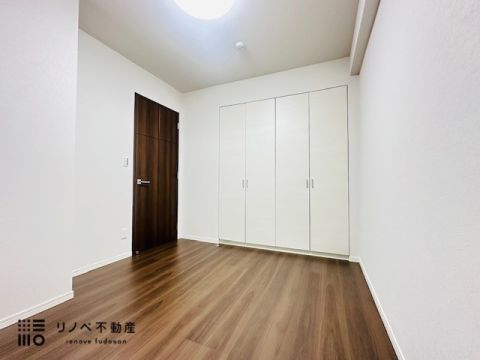 北側の約5.3畳の洋室です。窓があるのでしっかり換気のできるお部屋です！