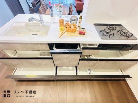 オシャレなペニンシュラ型のキッチンには、お掃除のしやすい換気扇、家事の負担を減らせる食器洗い乾燥機、調理がもっと美味しくなる浄水器一体型の水栓が付いています。