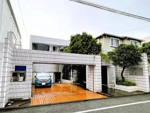 鉄骨鉄筋コンクリート造の地下1階地上2階建て中古住宅！