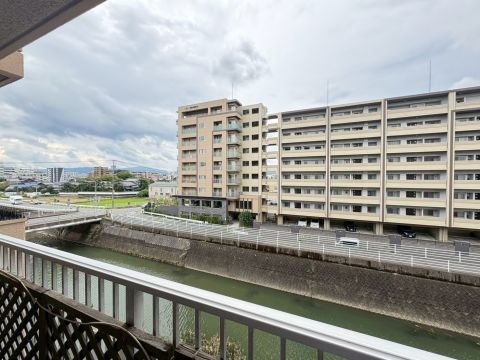 マンションからの眺望は開放的です。