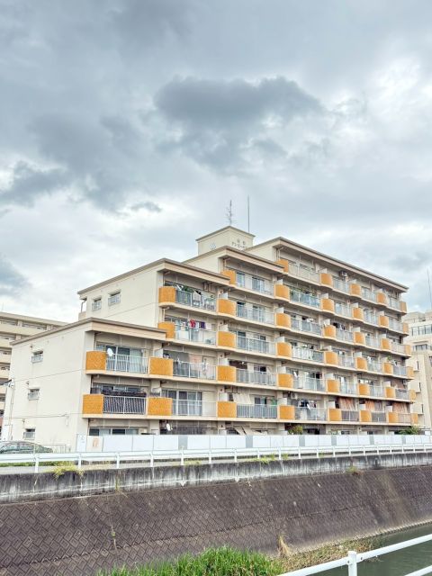 現地外観写真です。エレベーター付きのマンションです。