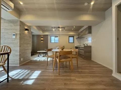 横浜駅徒歩10分に、こだわりのフルリノベ物件が完成！赤色の「見学予約」ボタンからネット予約可能です！