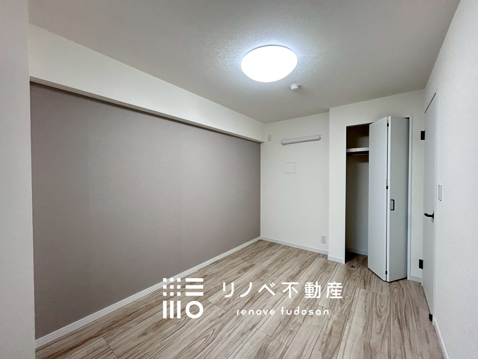 シックなアクセントクロスが印象的な6.1帖の洋室。落ち着いた色合いで、寝室や書斎にもおすすめです