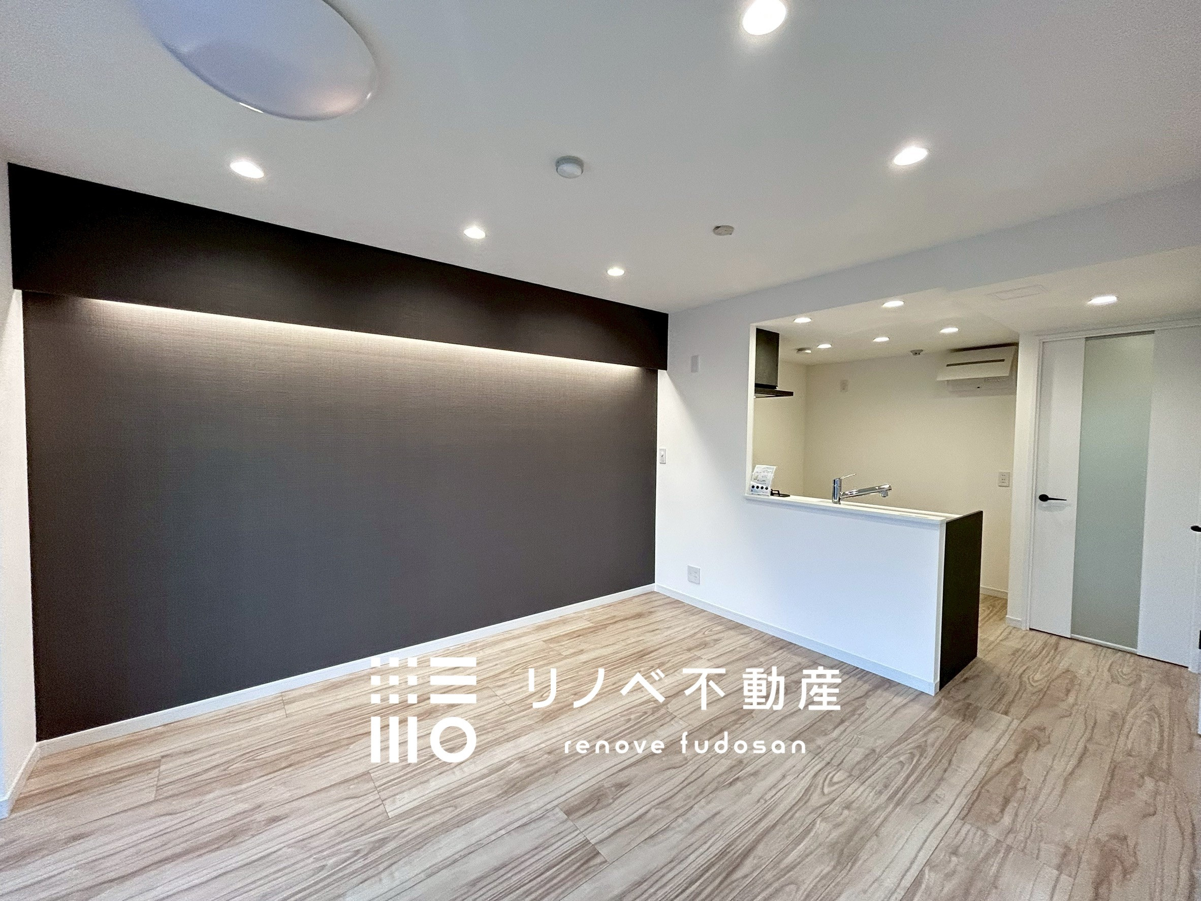 12帖の広々空間に、シックなアクセントクロスとダウンライトが調和。落ち着きのある大人のリビングを演出します