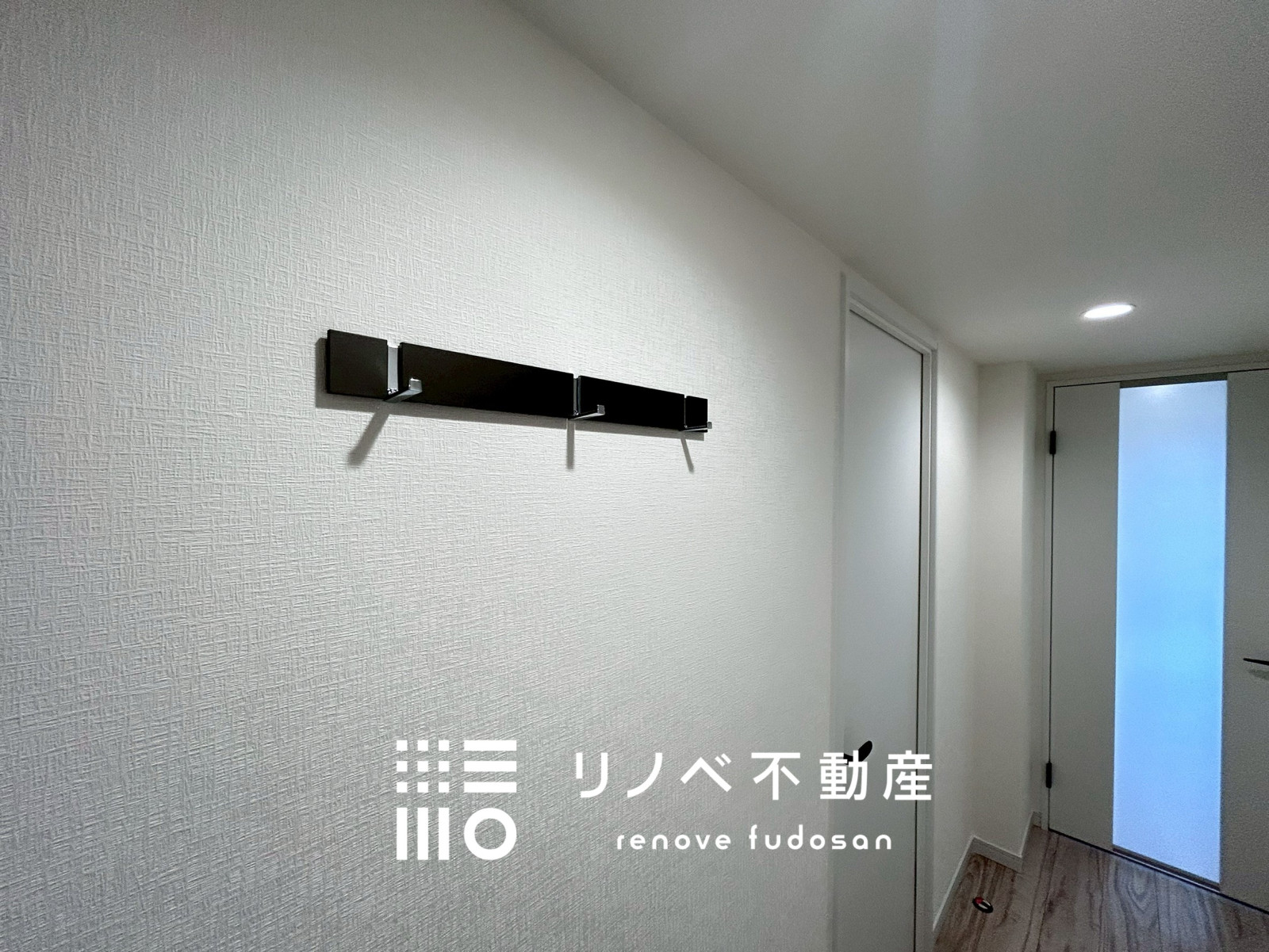 玄関に設置されたハンガーラックは、コートやバッグを掛けておくのに便利。すぐに使えて生活動線がスムーズに