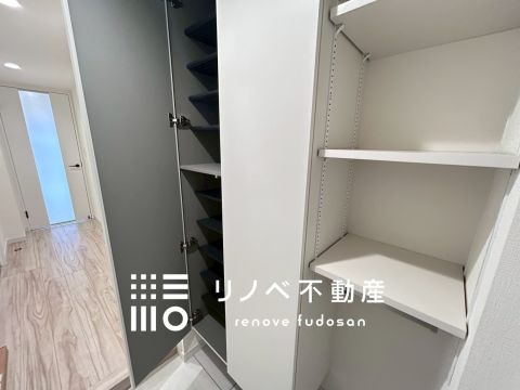 毎日使う場所だからこそ、美しさと機能性にこだわった玄関空間。シューズや小物がすっきり収まる収納スペースを完備