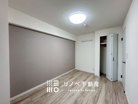 シックなアクセントクロスが印象的な6.1帖の洋室。落ち着いた色合いで、寝室や書斎にもおすすめです