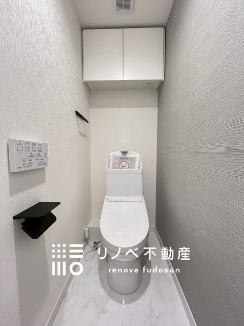 上部収納棚付きで、トイレットペーパーや掃除道具もすっきり収納。生活感を隠して、清潔感のある空間に
