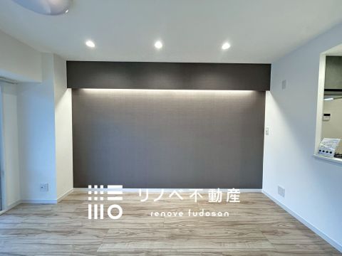 空間を引き締めるダークカラーのアクセントクロス。ダウンライトの柔らかな灯りが、くつろぎのひとときを彩ります