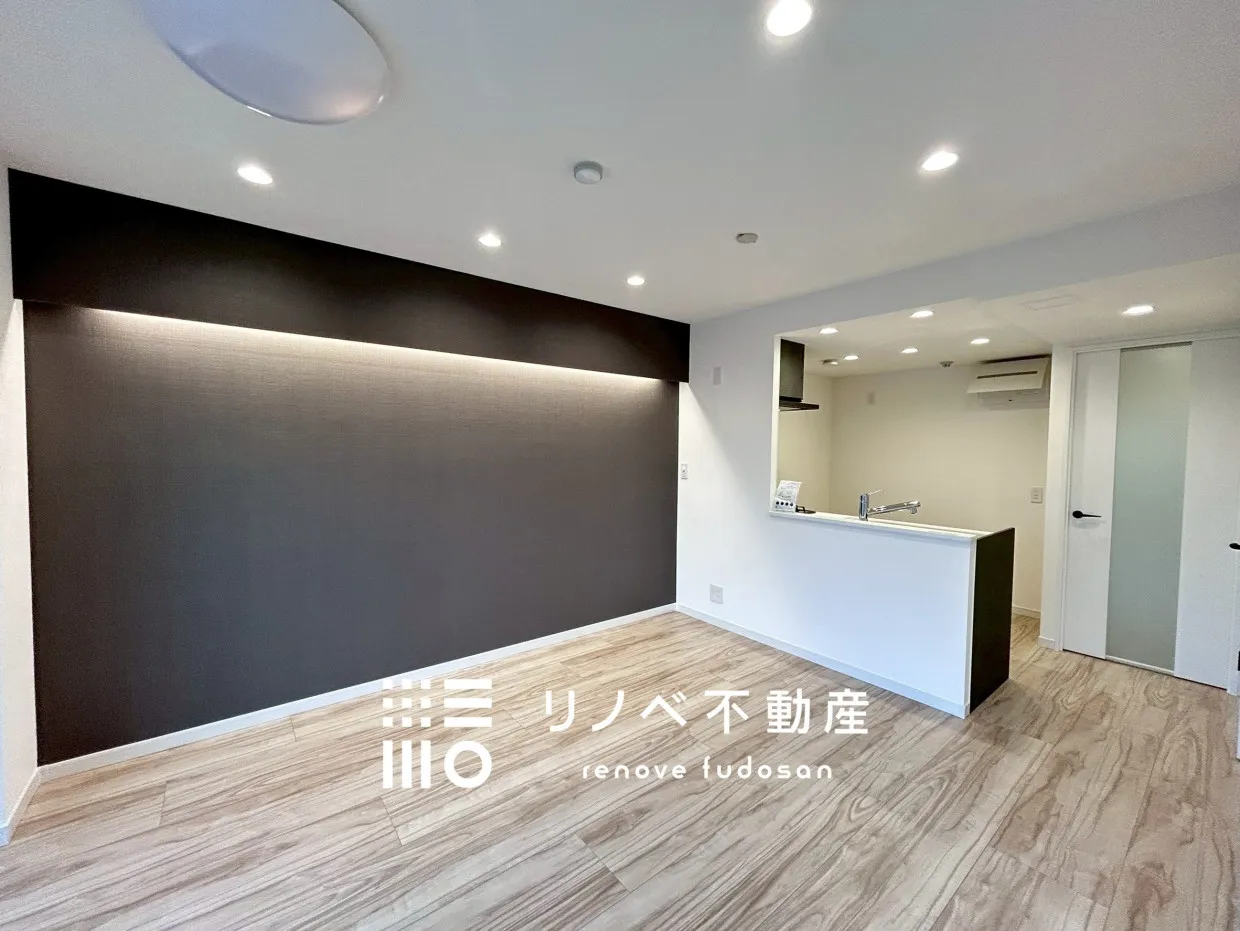 12帖の広々空間に、シックなアクセントクロスとダウンライトが調和。落ち着きのある大人のリビングを演出します