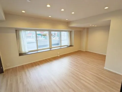 ダウンライトの照明がお洒落な約18.4帖のLDK。