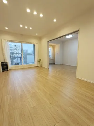 ダウンライトの照明がお洒落なLDK。それぞれのお部屋への動線も良く暮らしやすい空間ですね