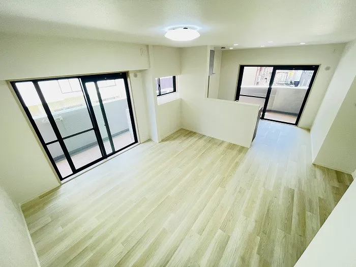 2面バルコニーで採光窓も大きく明るい雰囲気のリビングです。