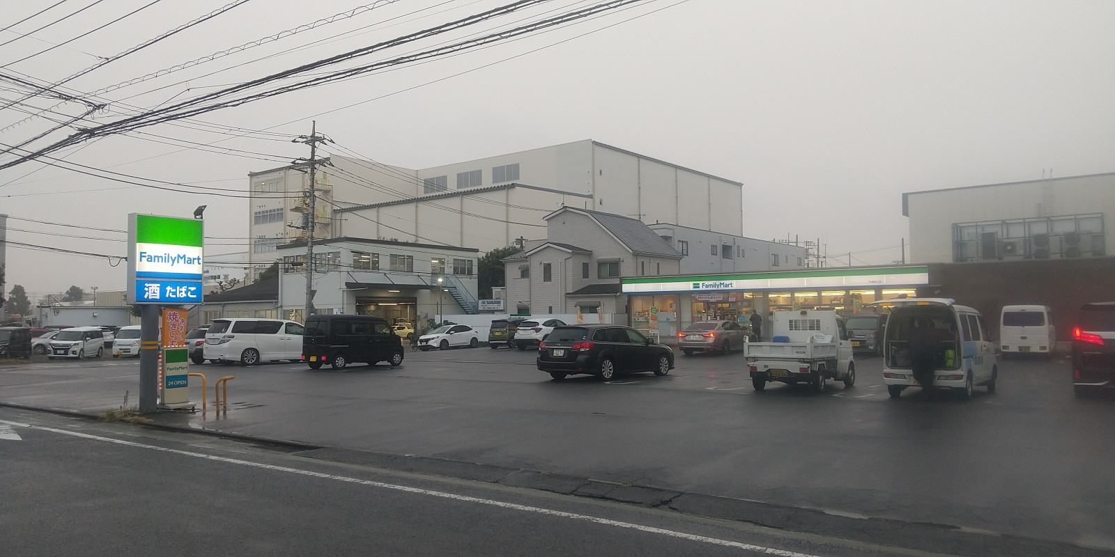 近くのコンビニエンスストア