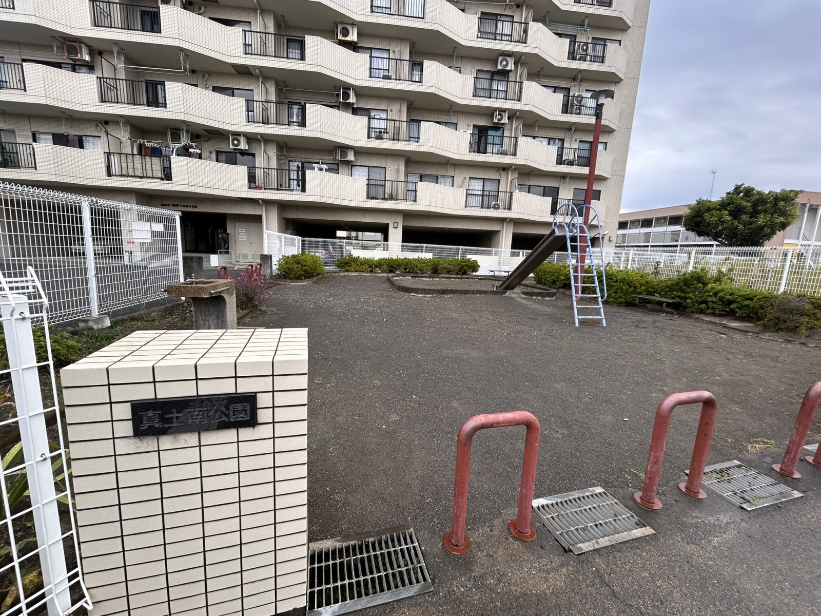 マンション前に公園あり