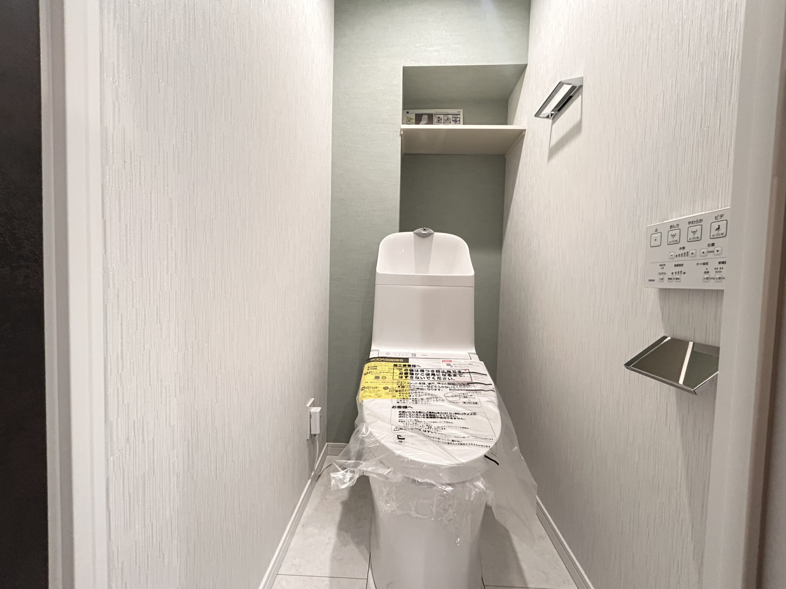 アクセントカラーの内装のトイレ、とてもおしゃれです！背面に収納スペース有