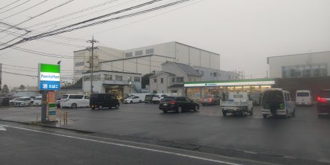 近くのコンビニエンスストア