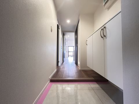 白を基調とした明るい玄関