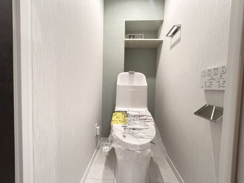 アクセントカラーの内装のトイレ、とてもおしゃれです！背面に収納スペース有