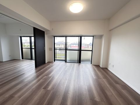 南向きのリビングは陽当たり良好です