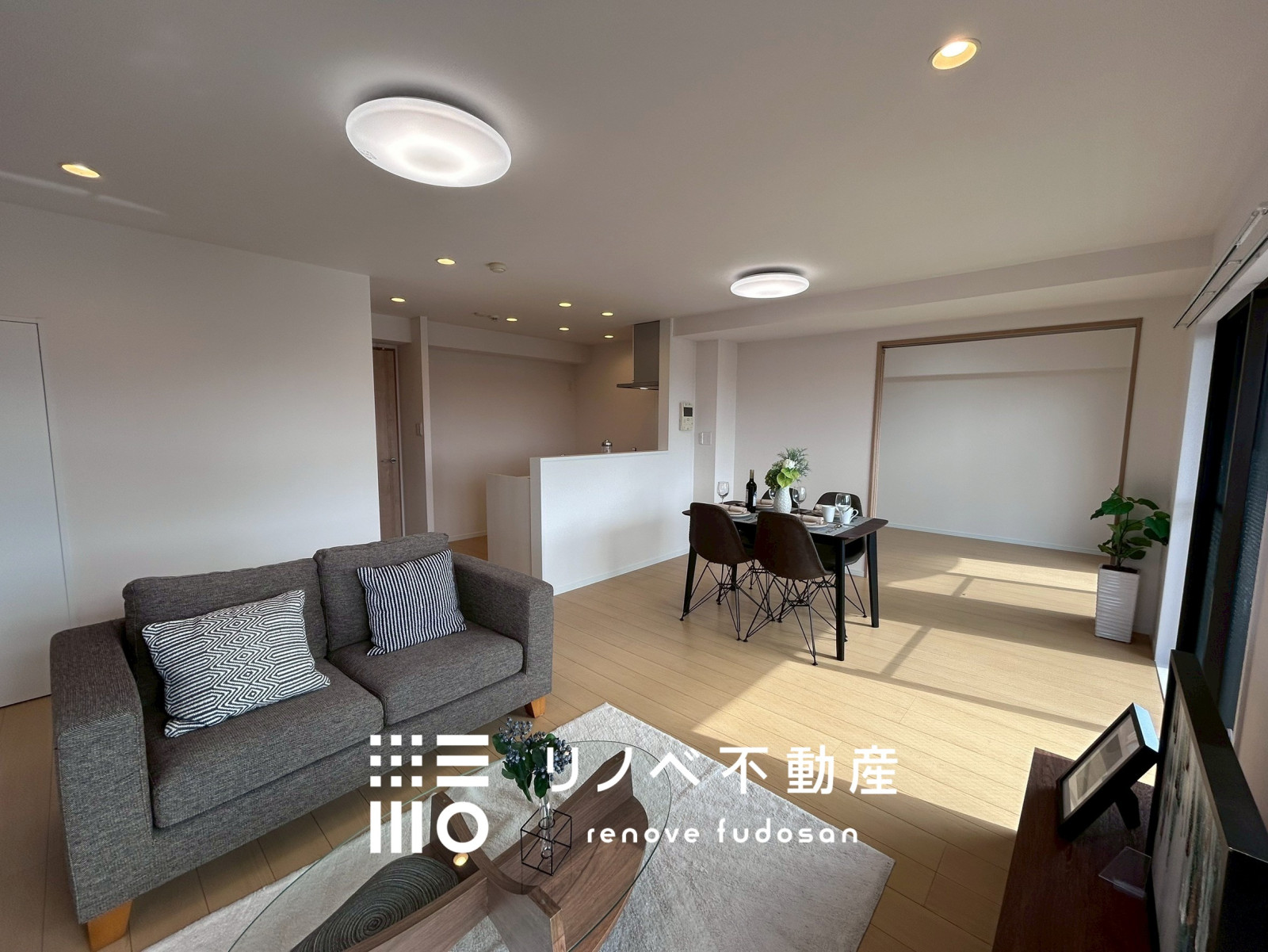 14.0帖の広々リビング♪フローリング張替済み！ 隣接するお部屋はございません(^^) 日当たり良好な明るい空間♪