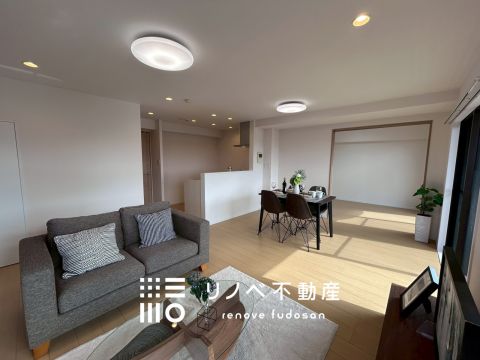 14.0帖の広々リビング♪フローリング張替済み！ 隣接するお部屋はございません(^^) 日当たり良好な明るい空間♪