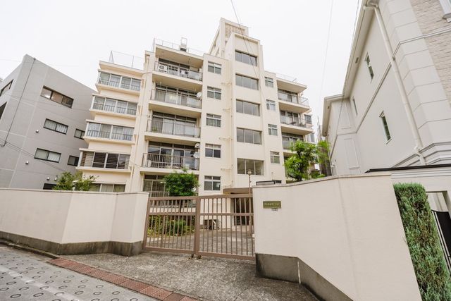 今回の物件「代々木台マンション」は繁華街から少し離れたマンションが並ぶエリアにあります。