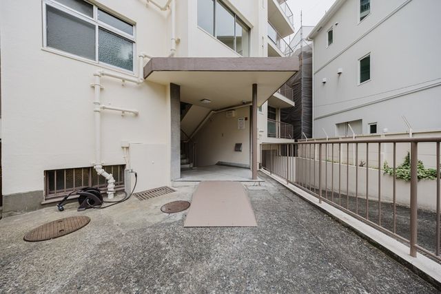 【エントランス】前面の道路は交通量が少なめです。