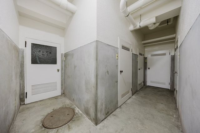 【トランクルーム】マンションの1階部分にトランクルームがあります。