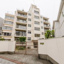 今回の物件「代々木台マンション」は繁華街から少し離れたマンションが並ぶエリアにあります。