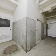 【トランクルーム】マンションの1階部分にトランクルームがあります。