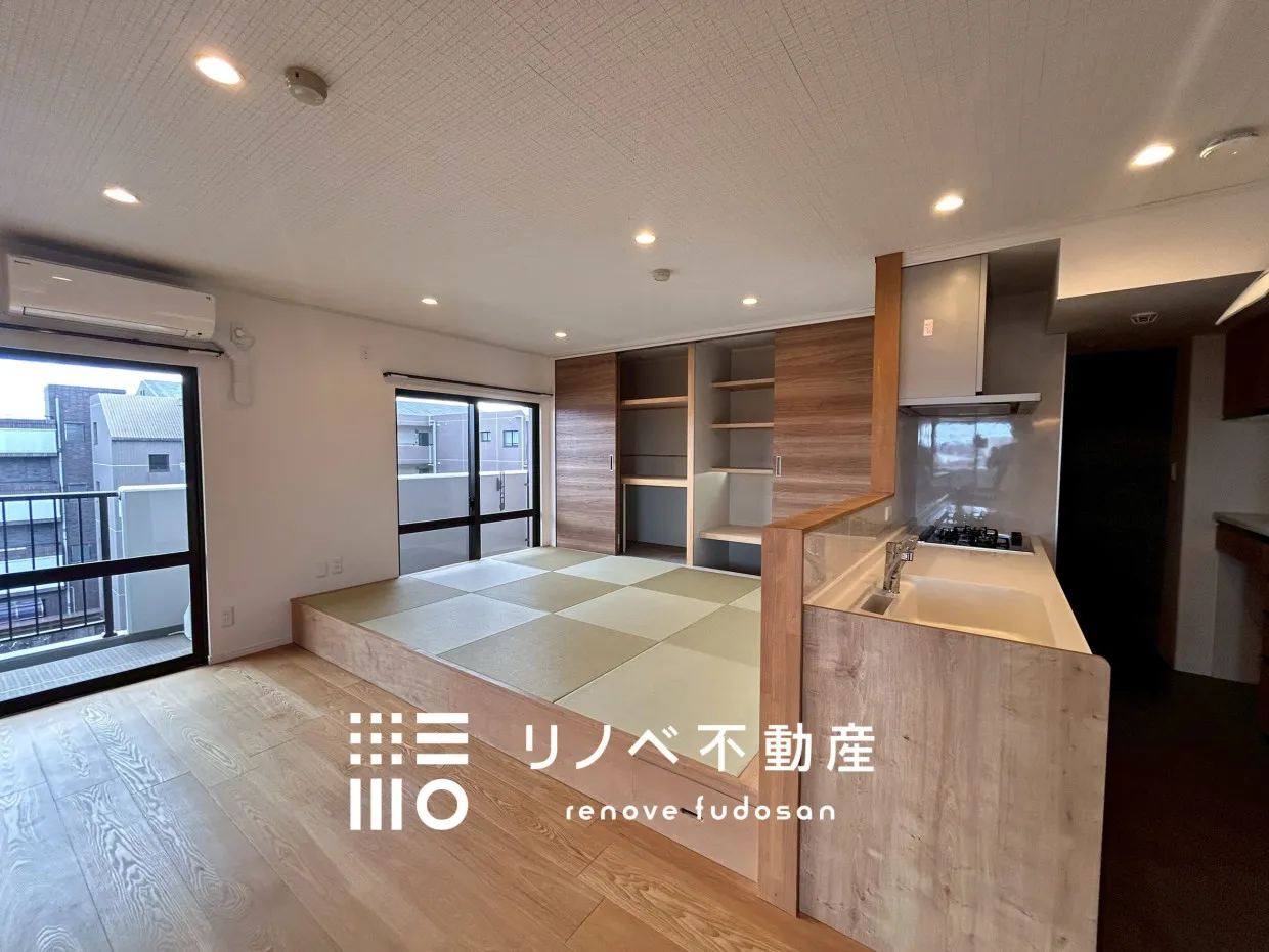 広々としたリビングに続く小上がりの畳コーナーは、お子様の遊び場やごろ寝スペースにもぴったり。自然と家族が集まる心地よい空間です。カウンターキッチンから家族の笑顔を眺めながら、毎日の家事も楽しくなります