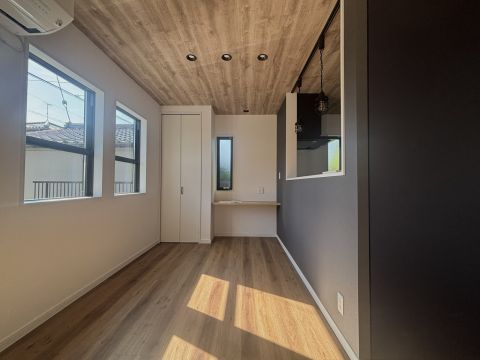 自然光が差し込む明るいダイニングスペース。朝の時間も気持ちよくスタートできる明るい空間です。