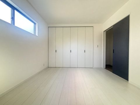 7帖の洋室A。納戸申請してありますが、コンセントもあり、エアコンの設置もできます。大容量のクローゼットも完備！