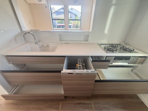 食洗器付きで、家事時間を短縮。３口コンロでお料理もはかどります。収納もたっぷり！