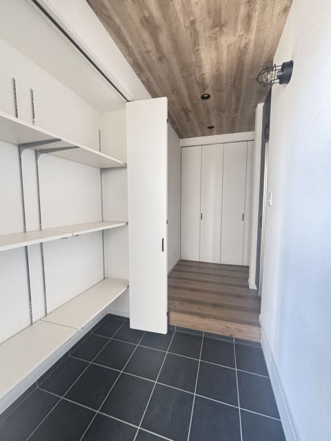 たっぷり収納で、玄関がいつも整う。機能もデザインも両立した玄関スペース。