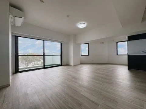 【リビング】南東角住戸につき、日当たりが良く開放感のあるリビングとなっています！