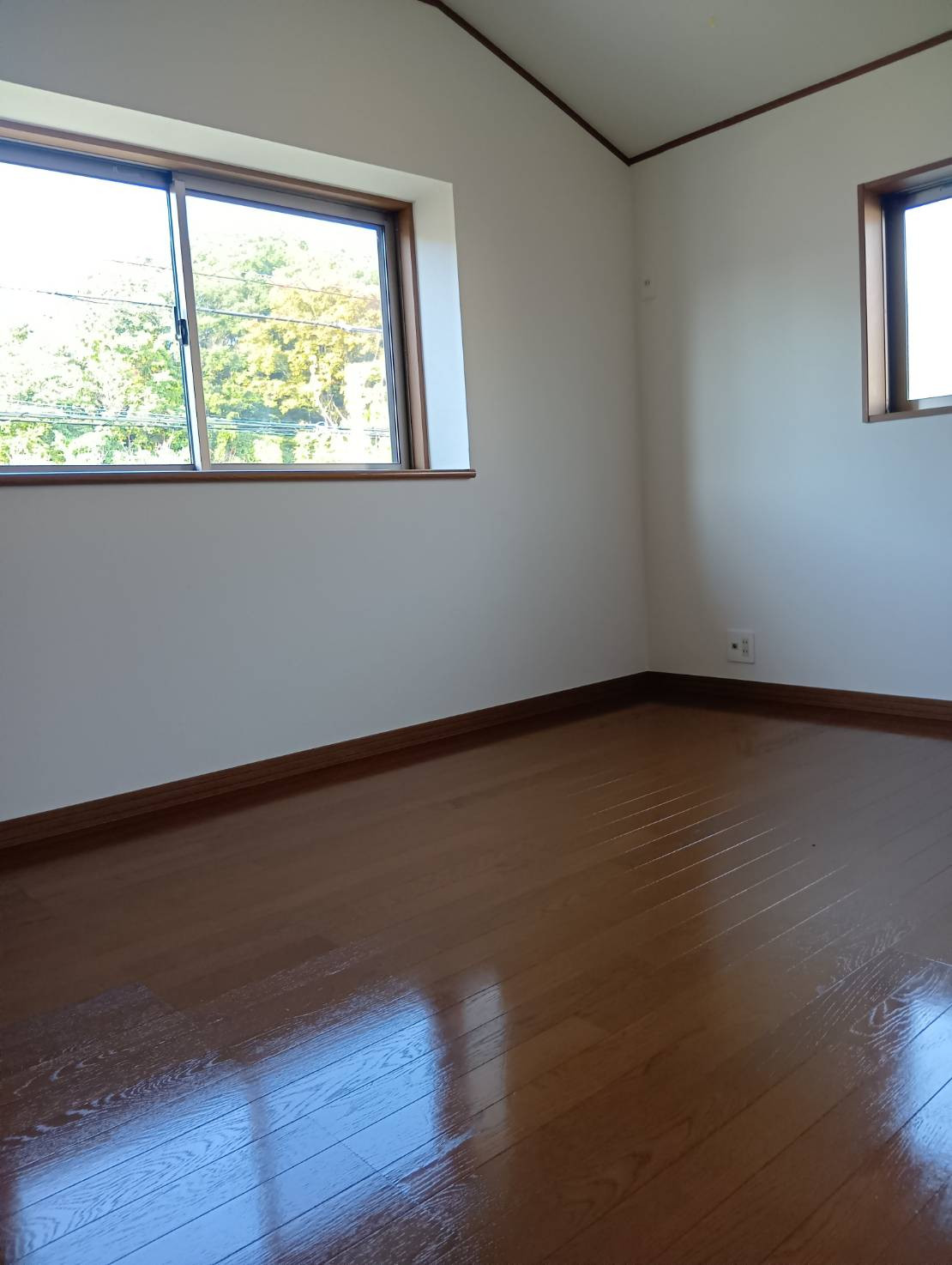 ２F洋室は日の光が入り、とっても明るいお部屋♪