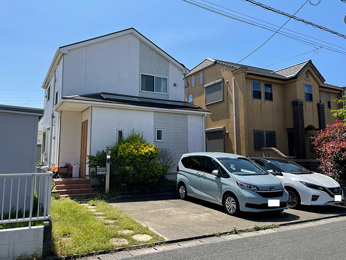 お車は並列で3台駐車可能です。ご家族で2台分使用していても、来客用駐車スペースも確保できて安心です。