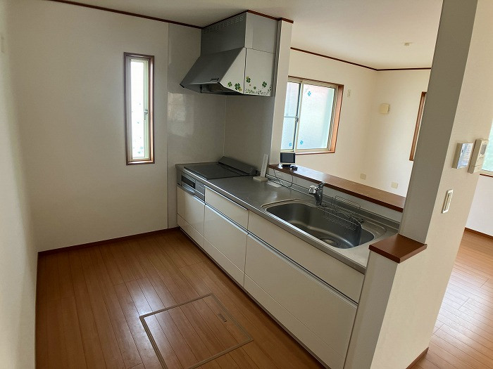 キッチンは家事をしながらご家族とコミュニケーションがとりやすい対面式キッチンです。お子様の様子なども確認できて安心です。