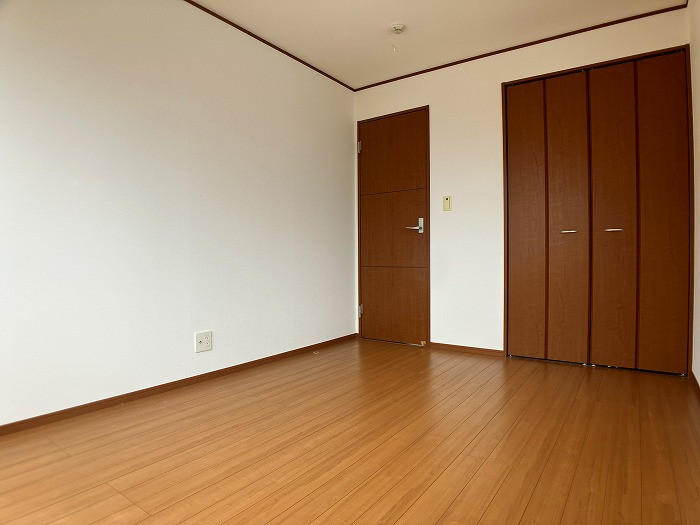 2階バルコニー側洋室約6帖です。