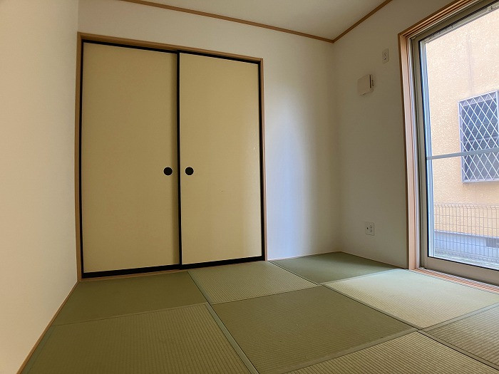 1階の約5帖の和室です。小さなお子様の遊び場としても柔らかな畳なら安心です。