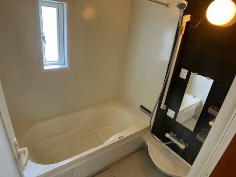 浴室には暖房乾燥機がございます。雨の日のお洗濯ものや冬のヒートショック対策にも嬉しい設備です。