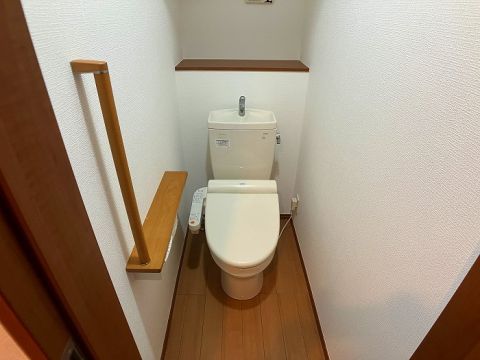 1階トイレ。トイレは各階にございます。