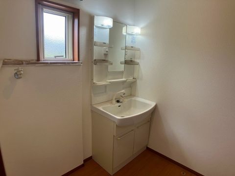 洗面脱衣所です。小窓が付いておりますので換気もしやすいです。