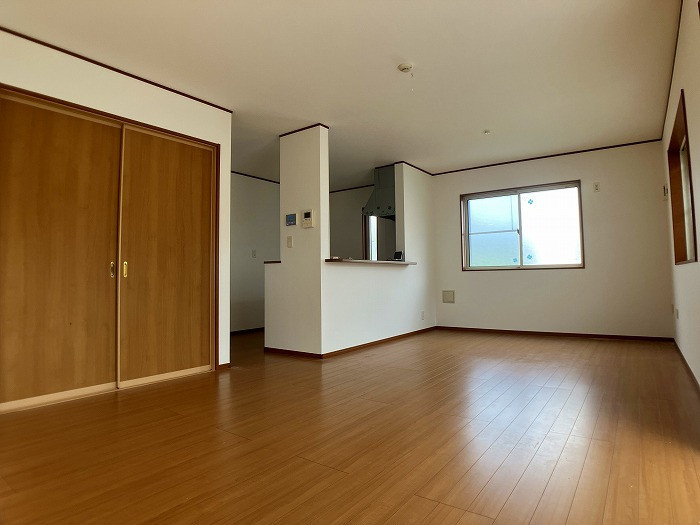 LDKは約18帖と広々しております。ご家族が集まってもゆったりとお過ごしいただけるスペースとなっております。