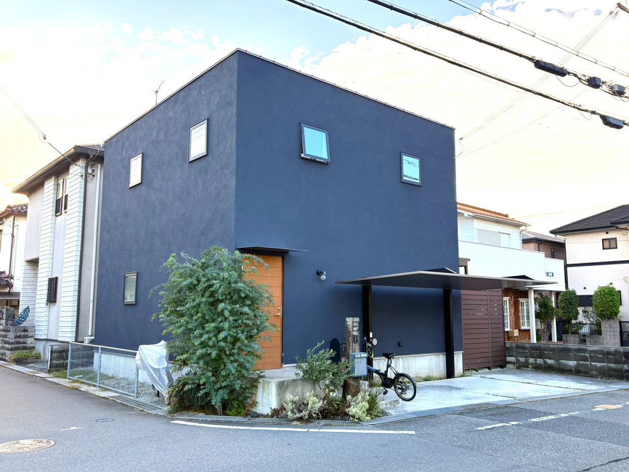 木の温もりと深いネイビーが映える、シンプルなのに存在感のあるデザイン。