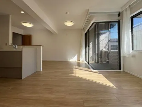 【リビング】角住戸につき窓が多く開放感があります。光と風をたっぷり取り込む爽やかな住まいです！